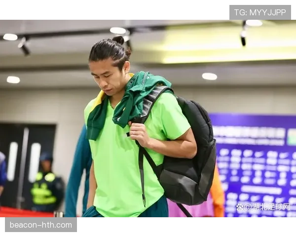 张玉宁机场随手一笑，那边的行李箱比我一个月房租还贵